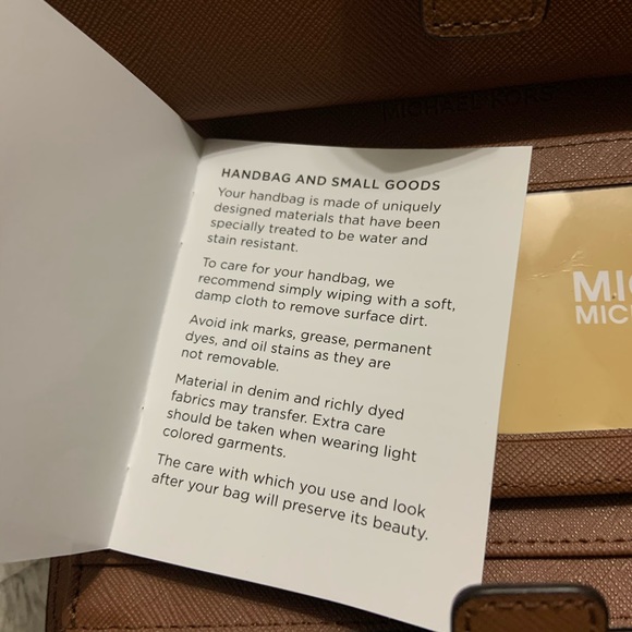 Michael Kors Jet Set Travel Vanilla Wallet - Picture 6 of 8